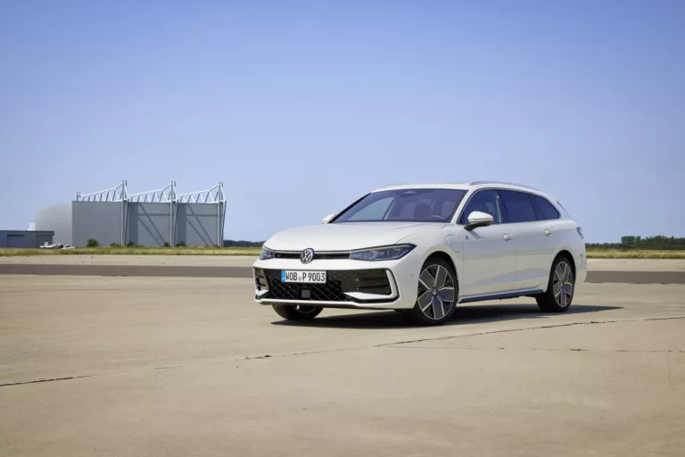 The new Passat R-Line in the colour Oryx White Pearl