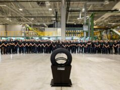 Rumunská továrna Nokian Tyres vyrobila první pneumatiku podle harmonogramu a v roce 2025 zahájí komerční výrobu